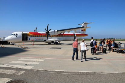 Pasajeros subiendo ayer al avión que se marchó hacia Menorca.