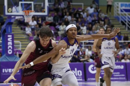 Pantzar intenta robarle un balón a Rafa Villar.