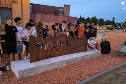 Los jóvenes que ayudaron en las labores de adecuación de los accesos a la ermita de Sant Roc inauguraron el monumento. 