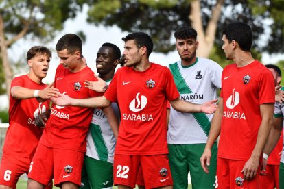 Figo, de l’Alpicat, amb els braços oberts en un moment del partit amb el joc detingut.