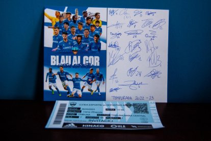 Imagen de la postal firmada por la plantilla que vende el club.