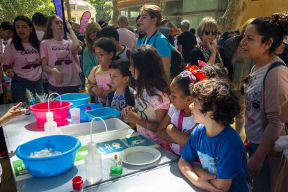 Los más pequeños pudieron ver en primera persona diferentes experimentos científicos. 