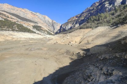 El embalse de Canelles, con el congosto de Mont-rebei al fondo y las antiguas minas de Corçà.