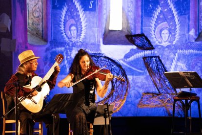 Toti Soler, junto a la violinista Olvido Lanza, ayer en el concierto que ofreció en Santa Maria d’Àneu.