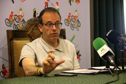 El alcalde de Mollerussa, Marc Solsona, durante una rueda de prensa en el Ayuntamiento