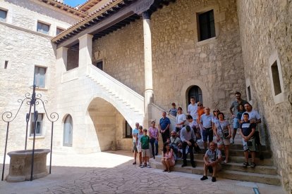 Una de las visitas guiadas al castillo gótico de Mequinensa, propiedad de la Fundación Endesa.