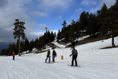 Un esquiador de muntanya, ascendint a les pistes de Port Ainé