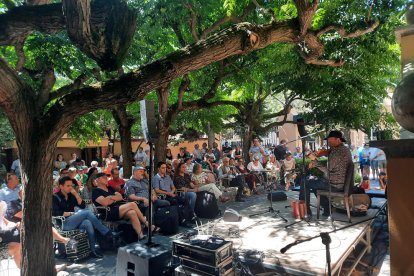 El acordeonista y violinista sueco Mats Eldén, uno de los artistas ayer en los jardines del Hotel Andria.