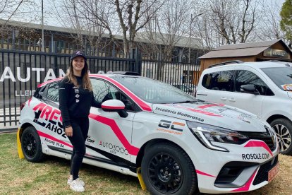 Ares Lahoz, junto al Renault Clio que conducirá hoy en el arranque del Estatal en Galicia.