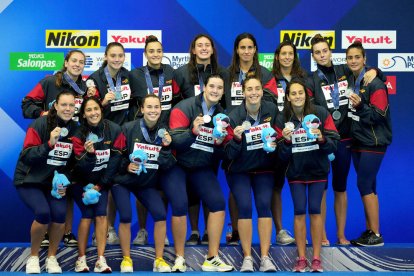 El equipo español posa con la medalla de plata.