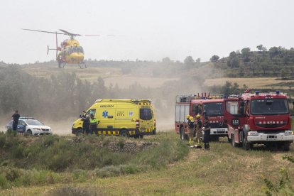 Bomberos, Mossos d’Esquadra y SEM ayer en el accidente.