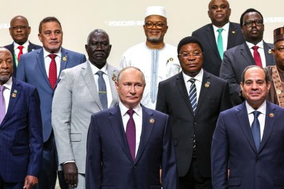 Vladímir Putin posando en la cumbre de San Petersburgo con algunos de los líderes africanos. 