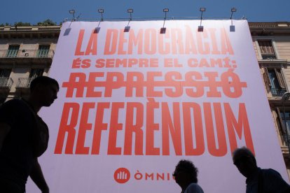 Òmnium pide un referéndum -  Òmnium Cultural desplegó ayer una pancarta en la calle Pelai, en el centro de Barcelona, a favor del referéndum y lanzó una advertencia al presidente del Gobierno en funciones, Pedro Sánchez: “Pues parece que n ...