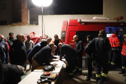 Coordinació ahir a la nit dels equips de recerca i de voluntaris al Centre Cívic d’Albesa.