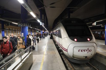 Viajeros tras bajar ayer de un Avant procedente de Barcelona poco después de las siete de la tarde.