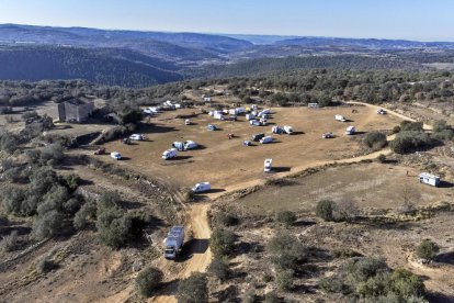 Vista del medio centenar de vehículos que todavía se encontraban ayer por la mañana en la fiesta ilegal en Torà. 