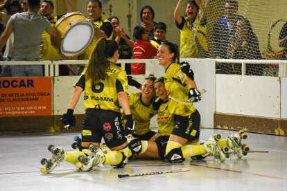 Jugadoras del Vila-sana celebran el viernes uno de sus goles ante el Gijón.