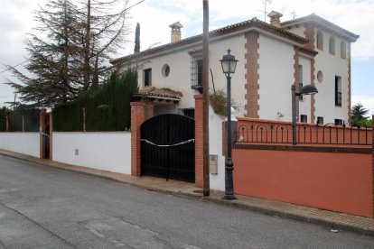 La vivienda en la que se encontraron los cuerpos, precintada ayer por la Guardia Civil.