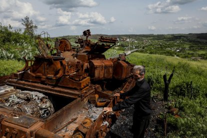 Un hombre junto a un tanque destruido en Borodianka, en la región ucraniana de Donetsk.