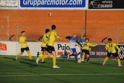 Adrià Fernández, l’autor del primer gol del Mollerussa, envoltat de contraris.