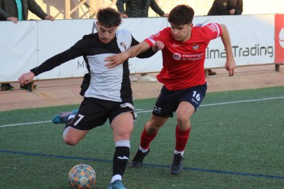 Ramón Sans, del Balaguer, defensa un rival amb pilota.