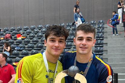 Uri Codony y Aleix Marimon, con las medallas de oro al cuello y sujetando la copa conquistada ayer.