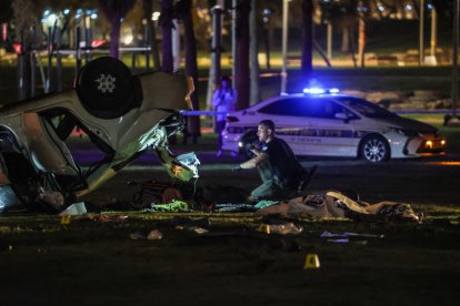 Policías forenses trabajan en el lugar del atropello mortal en Tel Aviv.