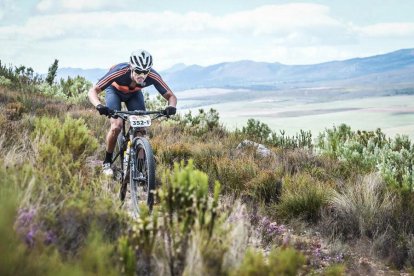 Luis Enrique Martínez durante la disputa de la Cape Epic de ciclismo.