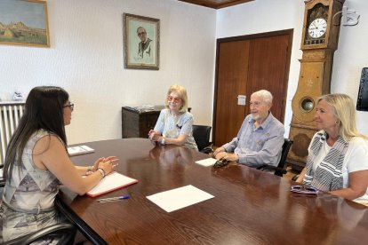 La alcaldesa de Balaguer, a la izquierda, ayer durante su encuentro con Vallverdú.