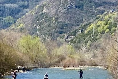 Primeros pescadores de la temporada en el Noguera de Tor.