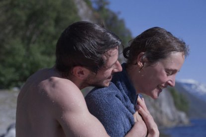 Gaspard Ulliel i Vicky Krieps, en una escena del film.