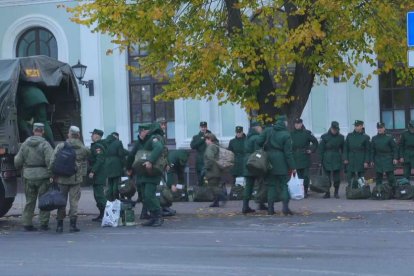 Un grupo de soldados rusos prepara su marcha al frente.