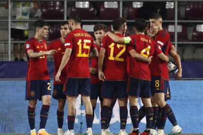 Los jugadores de España celebrando el gol del 1-1.