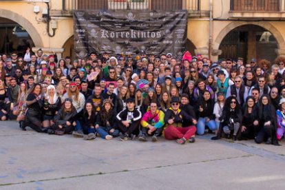 Participació multitudinària en els actes festius del Carnaval a Ponts, com el tradicional Korrekintos de bar en bar de dissabte passat, organitzat pel Grup de Joves.