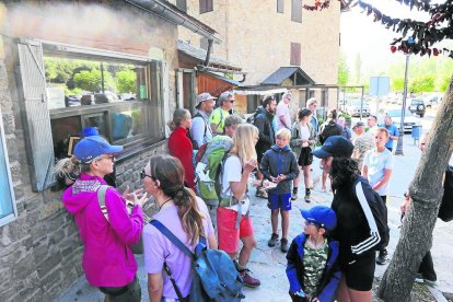 Algunos de los turistas que se subieron ayer a los taxis de Espot.