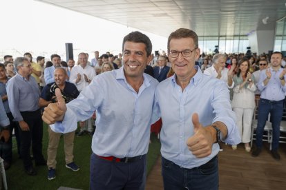 El president del PP valencià, Carlos Mazón, ahir al costat d’Alberto Núñez Feijóo.