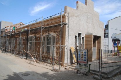 Los trabajos para instalar el nuevo tejado en las antiguas escuelas. 