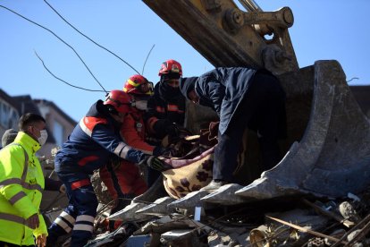 Rescatistas trabajan en la zona del terremoto en Antioquía.