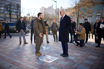 Volodímir Zelenski y Joe Biden juntos ayer ante la placa con el nombre del presidente estadounidense en el Paseo de los Valientes de Kyiv.