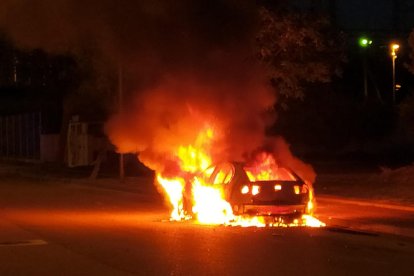 Sofocan incendios de vehículos en Magraners y Joc de la Bola