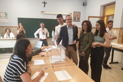 Marc Solsona, depositando su voto en un colegio electoral en Mollerussa.