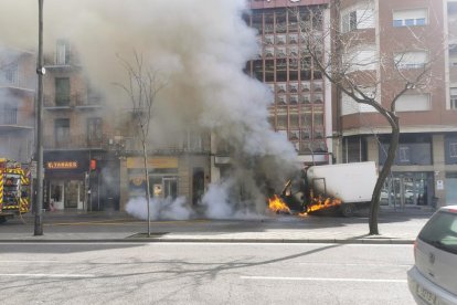 El incendio de la furgoneta, en la avenida Prat de la Riba. 