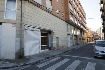 El centre cultural que s’utilitzava com a mesquita és al carrer Lluís Roca, al barri de Noguerola.