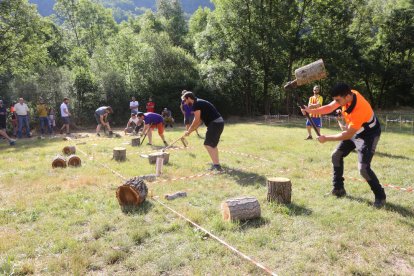 Una de las pruebas consistió en talar el máximo de leña en el mínimo tiempo posible. 