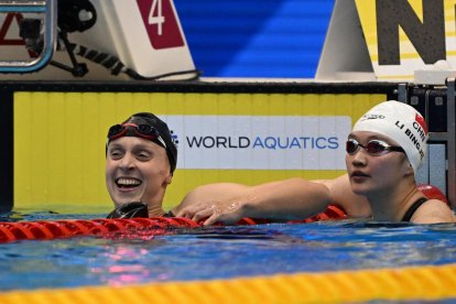 Katie Ledecky sonríe después de conquistar su decimosexto título individual en unos Mundiales.