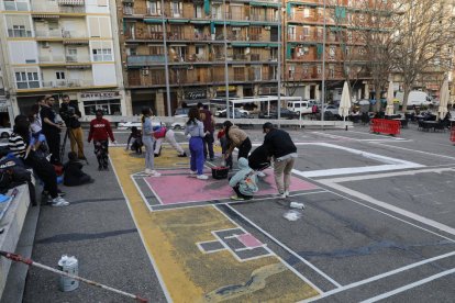 Comienzan a pintar un gran mural en la plaza del Clot de les Granotes