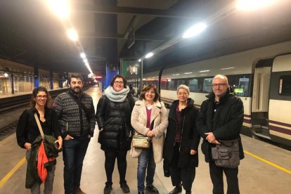 Feixa, Font y Tapia, junto con otros leridanos que cada día van a trabajar a Barcelona en trenes Avant. 