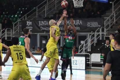 Kenny Hasbrouck lanza en el partido que el Cáceres disputó la pasada temporada ante el Oviedo.