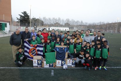 Jugadores y directivos de la UE Gardeny, ayer junto a representantes del RCD Espanyol y de las peñas.