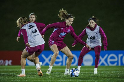 Un momento del entrenamiento de ayer de la selección española.